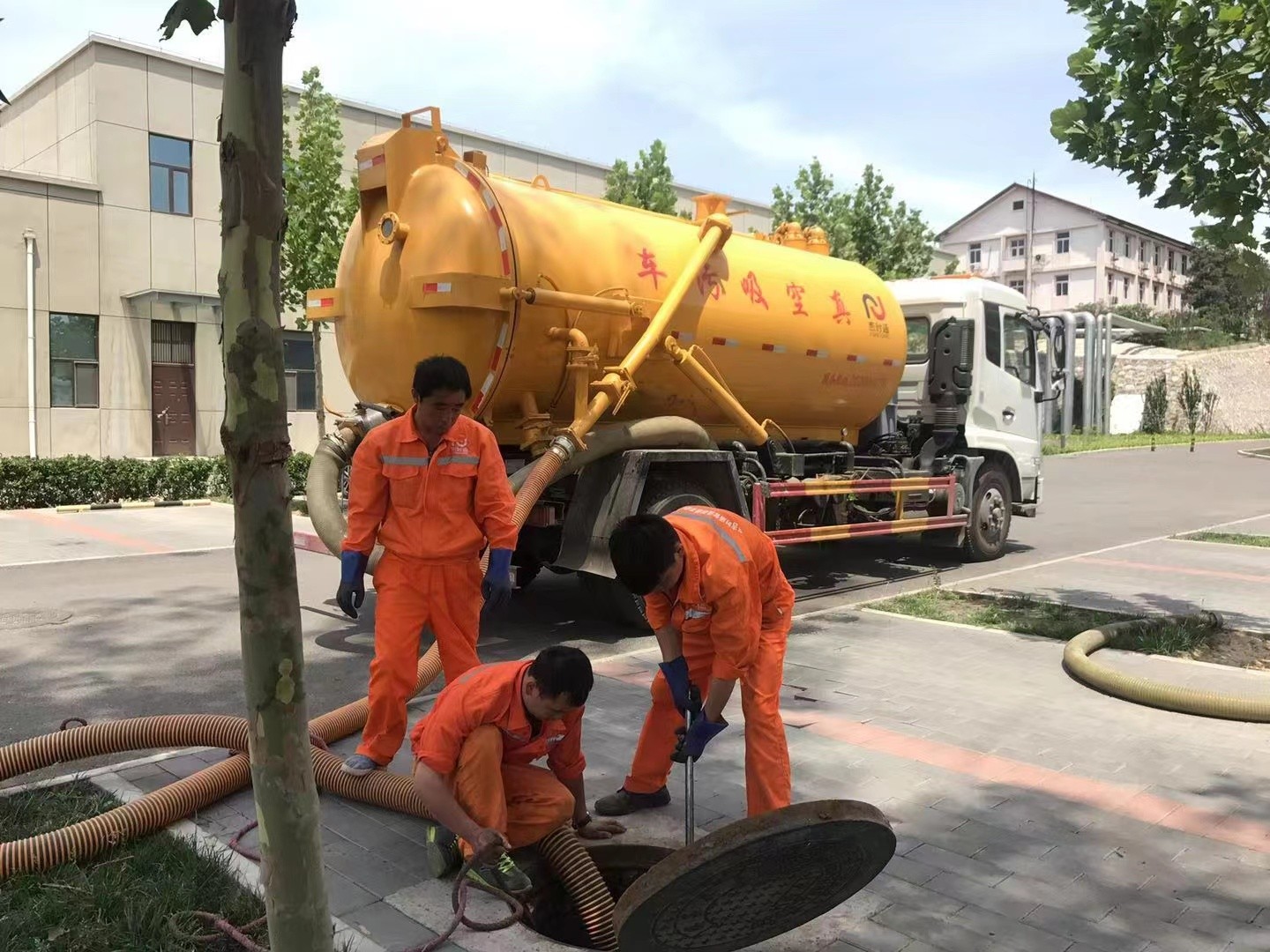 济源管道疏通车停在窨井附近