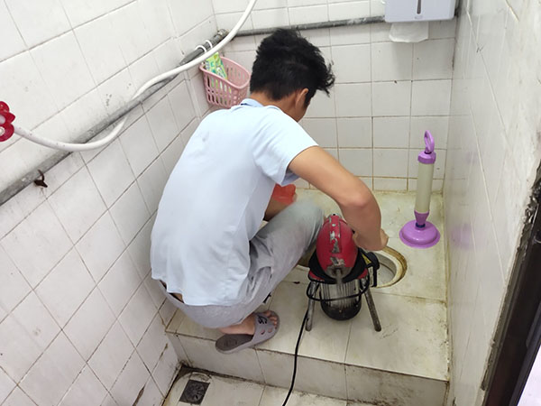 济源管道堵塞冒臭气 专业师傅现场解决问题